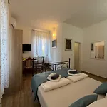 Lucia Pensión 3*